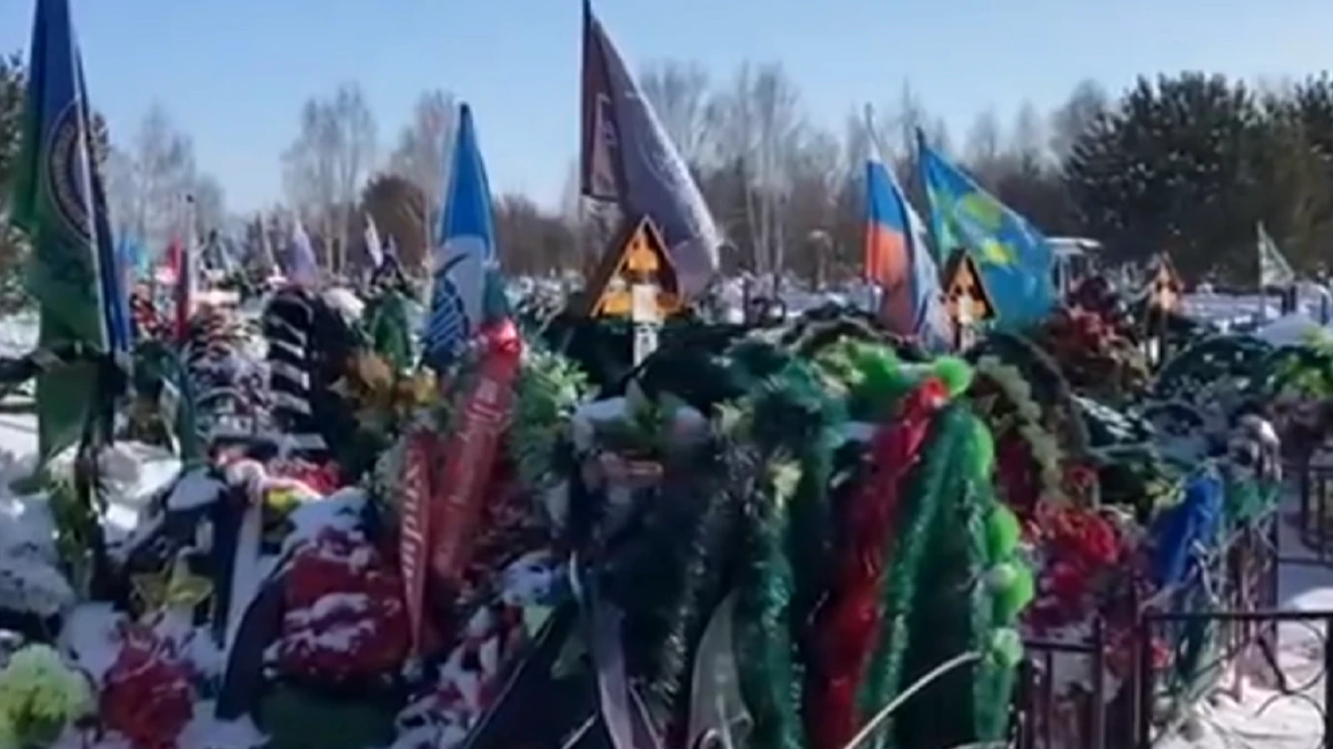 «Белый череп на черном фоне» Под Новосибирском с могил «вагнеровцев» сняли флаги ЧВК