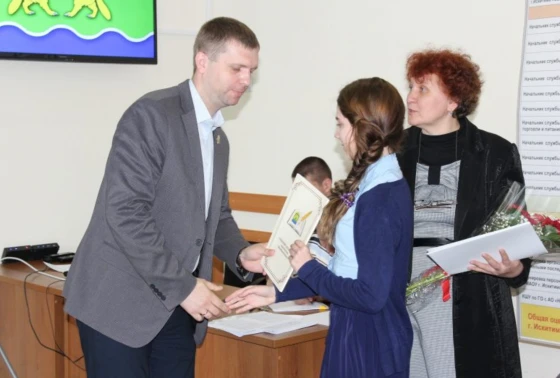 Школьницу наградили