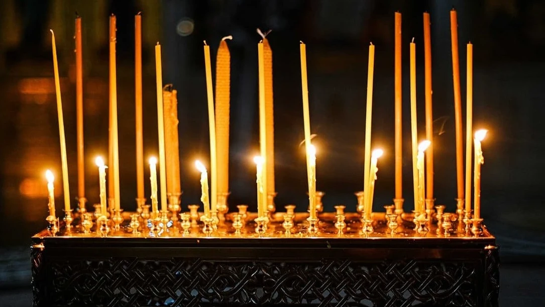 Свечи за упокой ставятся на канун - большой квадратный подсвечник у распятия Иисуса Христа. Фото: Журнал ФОМА