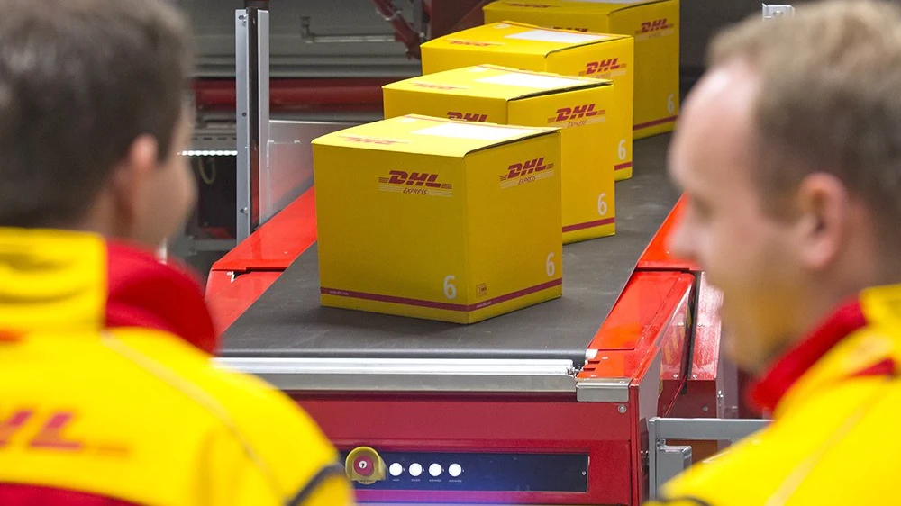DHL прекратит доставку грузов по России. Фото: AP Photo/Jens Meyer