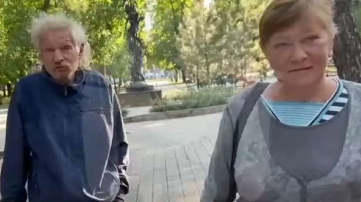 Жительница Донбасса и ее спутник спрятали в сумку мину-лепесток, не подозревая о возможных последствиях. Фото: скриншот с видео