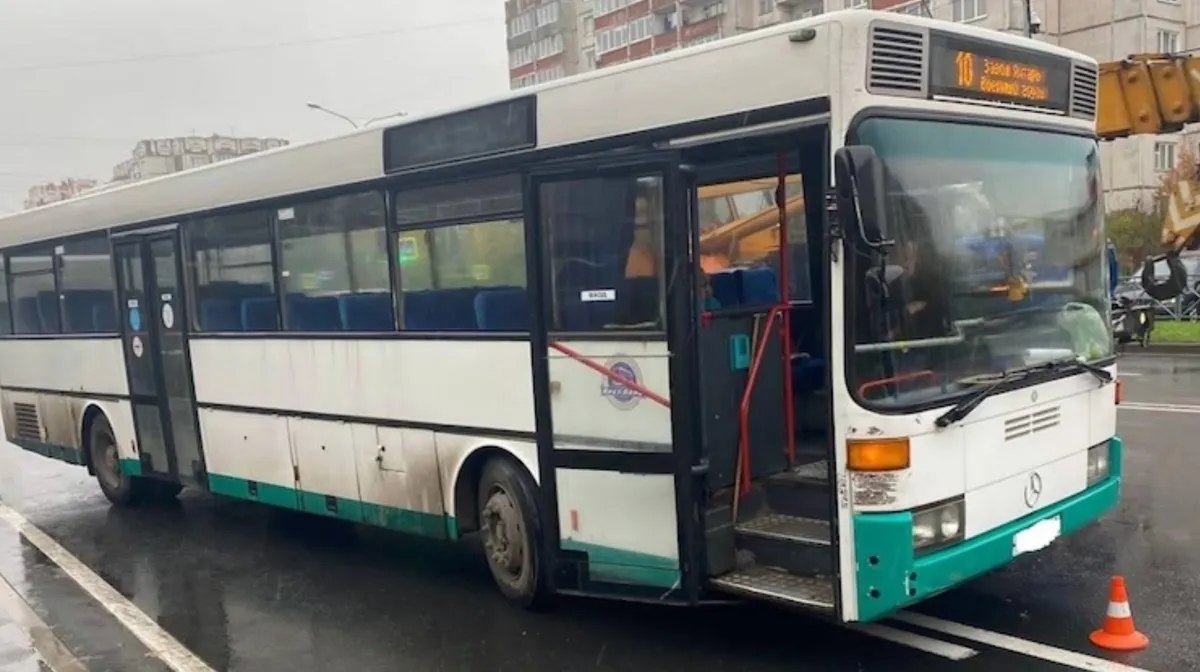 В Калининграде 8-летняя девочка на полном ходу выпала из автобуса - видео