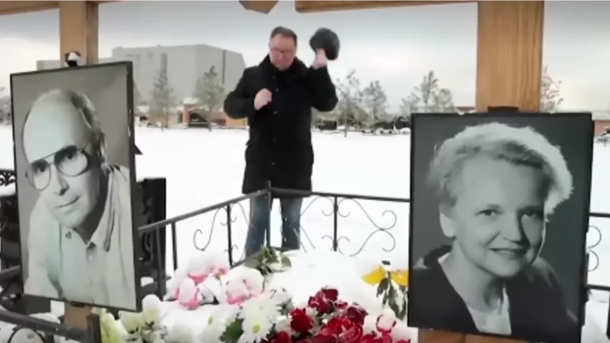 Кумиру миллионов актеру Андрею Мягкову спустя два года после смерти не ставят памятник – на могиле деревянный крест и пожухлые цветы