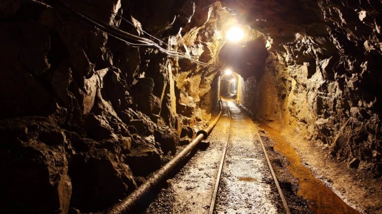 Горный удар произошел на шахте «Таштагольская» в Кузбассе. Под землей почти 100 человек.