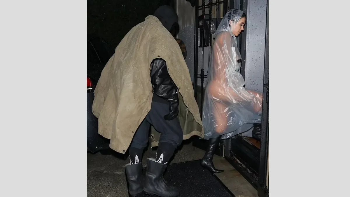 Канье Уэст вывел жену Бьянки Цензори под дождь обнаженную в прозрачном плаще, а сам был в мешке и резиновых сапогах – фото