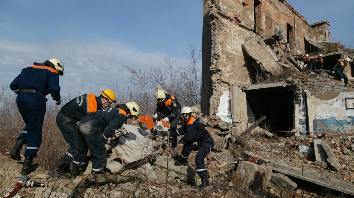 Троих рабочих придавило бетонными плитами на предприятии «Сибирь-агро» в Омской области