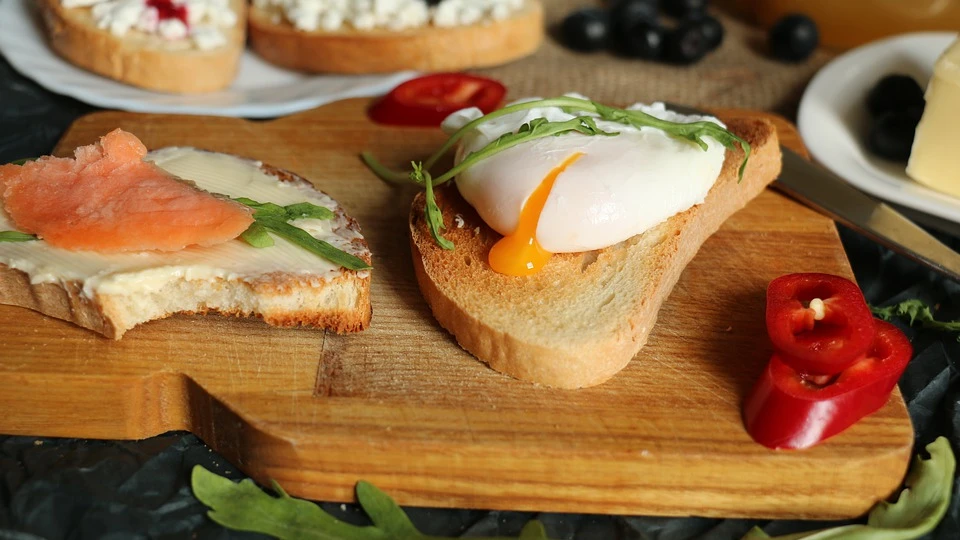 Рецепт на завтрак: как приготовить яйца Бенедикт дома, а как будто в ресторане
