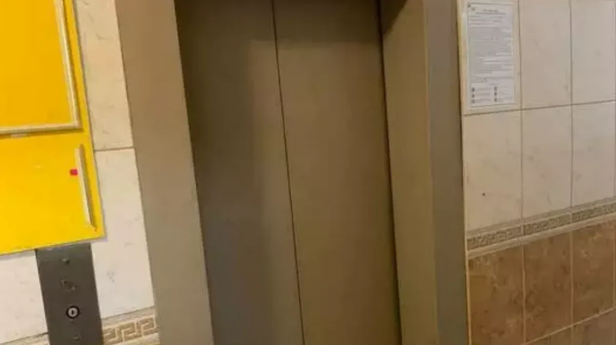 В московской высотке кабина с лифтом полетела вниз с 16-летним подростком внутри