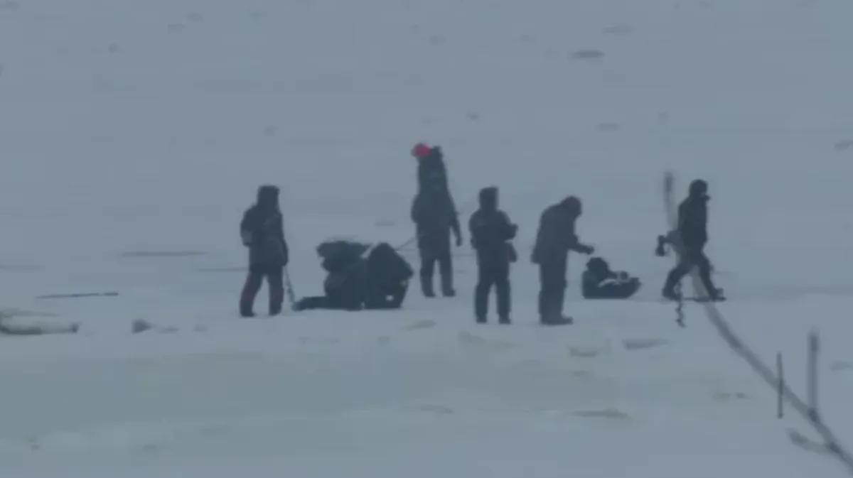 В Новочебоксарске десятки рыбаков бурят лед в поисках пропавшего мужчины