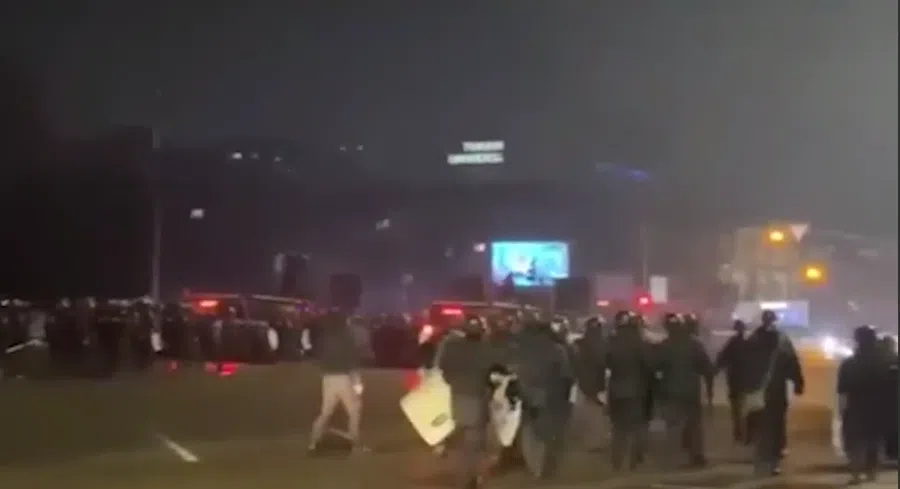 Протесты в Алма-Ате: Взрываются гранаты, а митингующих задерживают - в Казахстане объявлен режим ЧС до 19 января 2022