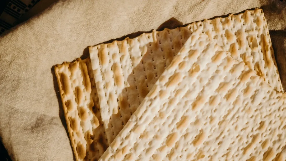 Евреи отмечают Песах, а на седер едят мацу. Фото: www.pexels.com