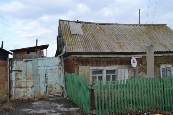 Коллекторы перелезли через забор и избили семью искитимцев