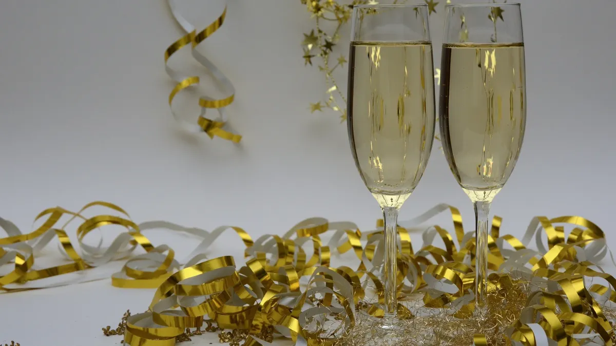 Какой алкоголь купить на Новый год-2024: что выбрать тем, кто любит легкие и крепкие напитки, и тем, кто вообще не пьет