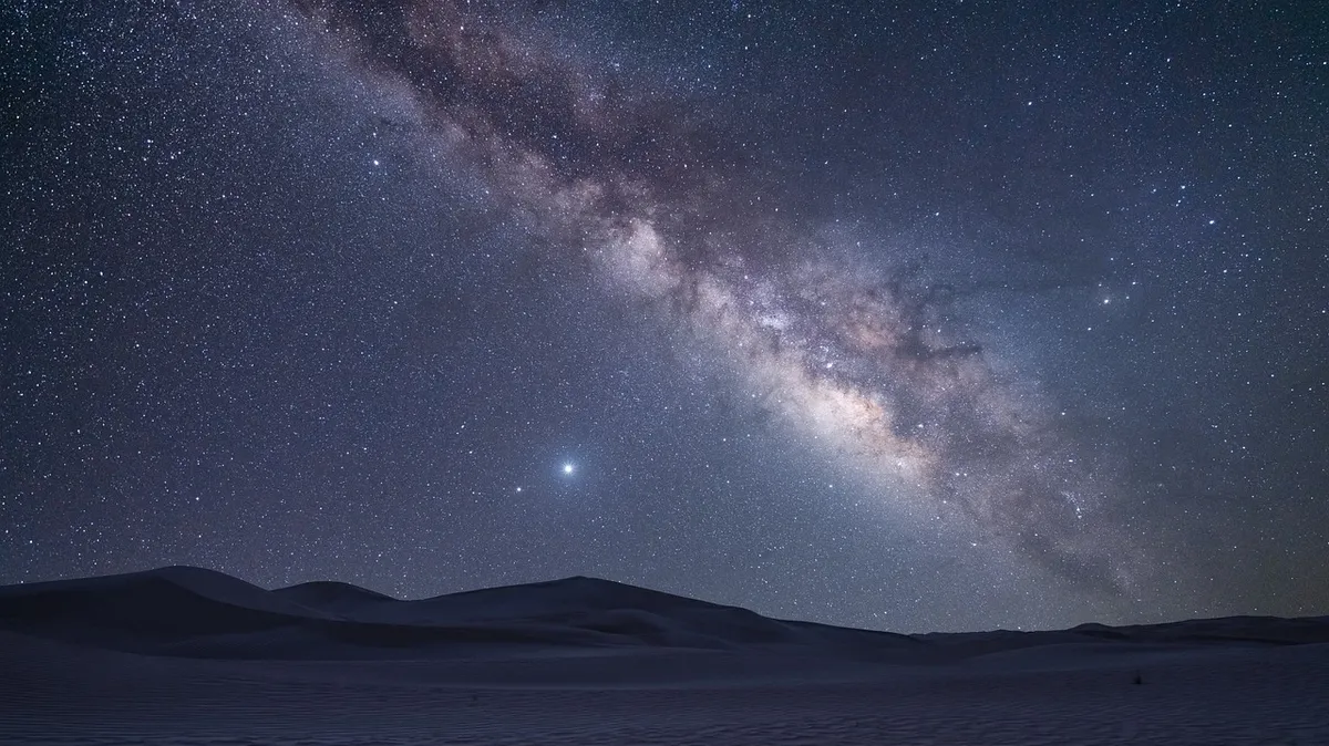 Астрономы обнаружили новую загадочную звездную систему в 3000 световых лет от Земли, которая представляет собой так называемую двойную «черную вдову». Фото: Pixabay.com