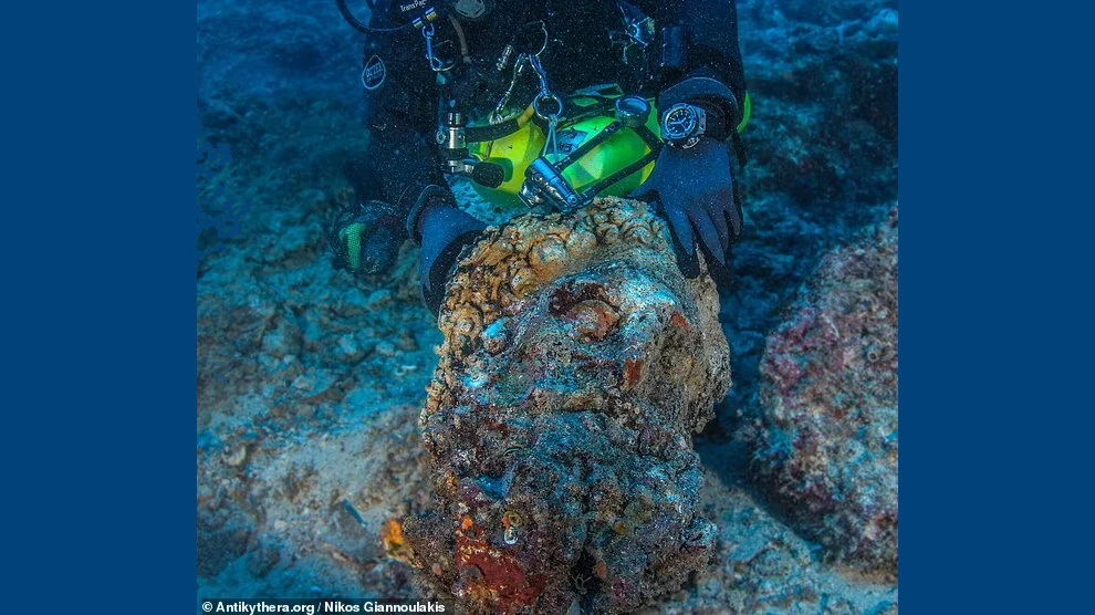Недавно из моря вытащили мраморную голову бородатого мужчины в натуральную величину. Фото: Antikythera.org