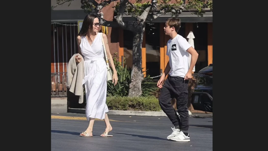 Анджелина Джоли выглядит элегантно в белом макси-платье и босоножках от Valentino, когда она идет за продуктами с 14-летним сыном Ноксом в Лос-Фелиз - сын уже выше мамы