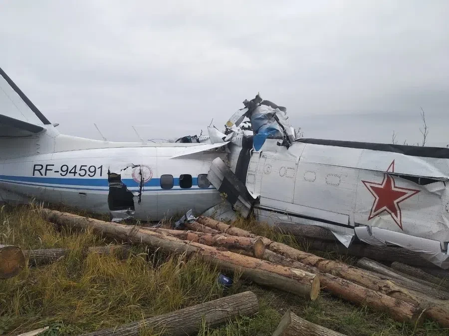 При отказе двигателя самолет L-410 в Татарстане перевернулся и стремительно упал на землю
