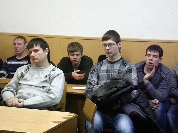 В промежутках между осенним и весенним призывами в военкомате работают с будущими новобранцами