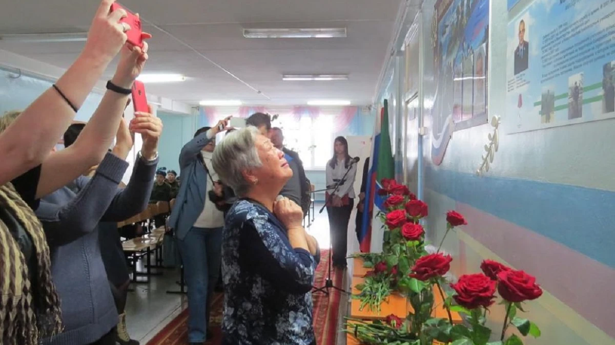 В Бердске в школе №2 «Спектр» открыли мемориальную доску в память о погибших в СВО