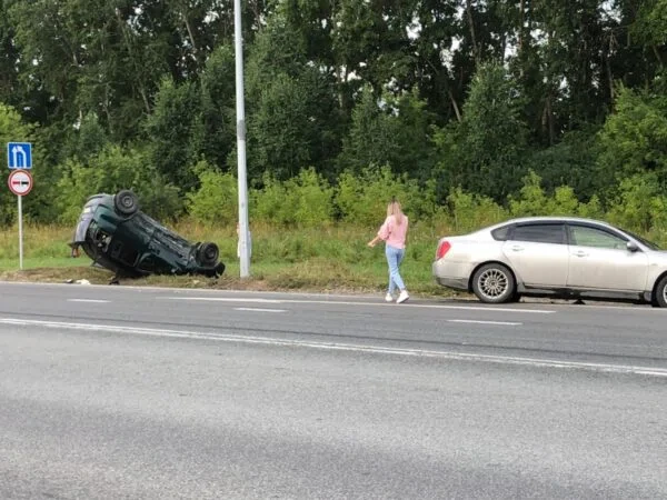 После случившегося девушка сразу же направилась в сторону перевернутой машины