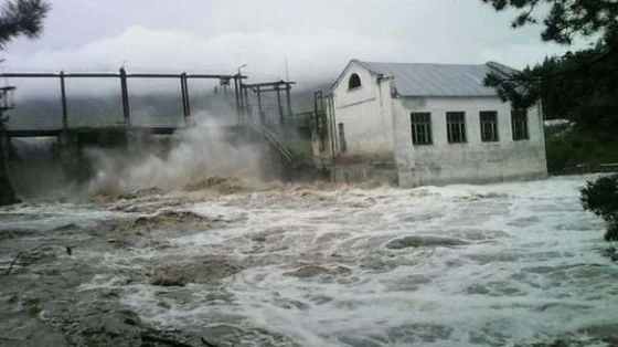 В Чемальском районе плотина ГЭС не выдержала паводковой воды: часть конструкции снесло
