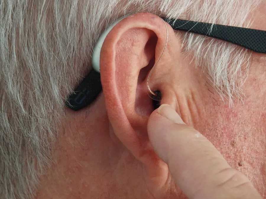 Скрининг пациентов на предмет потери слуха помогает управлять фактором риска развития деменции