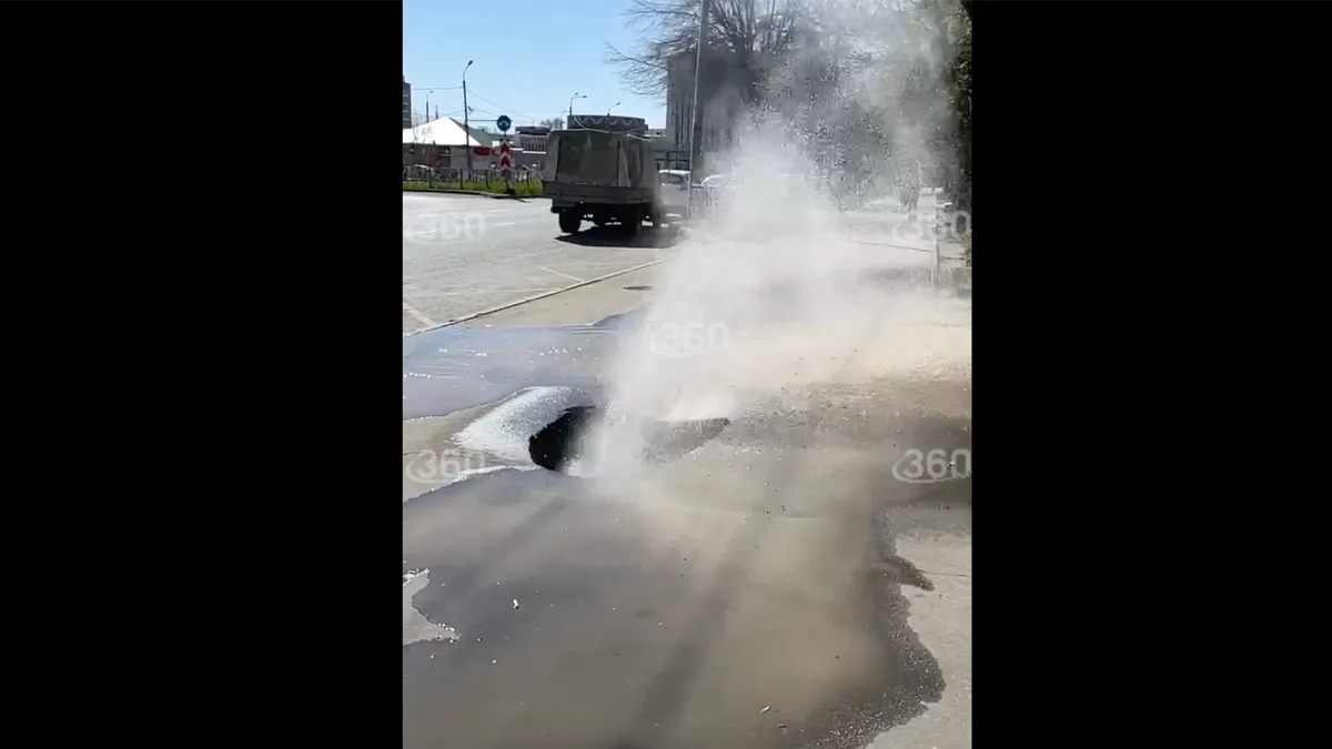 В Казани девушка чуть не сварилась в кипятке из-за коммунального ЧП в центре города — видео