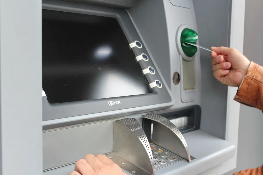 В Москве мошенник обменял в банкомате билеты банка приколов на 13 млн настоящих рублей