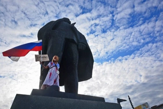 Девушка приковала себя к памятнику