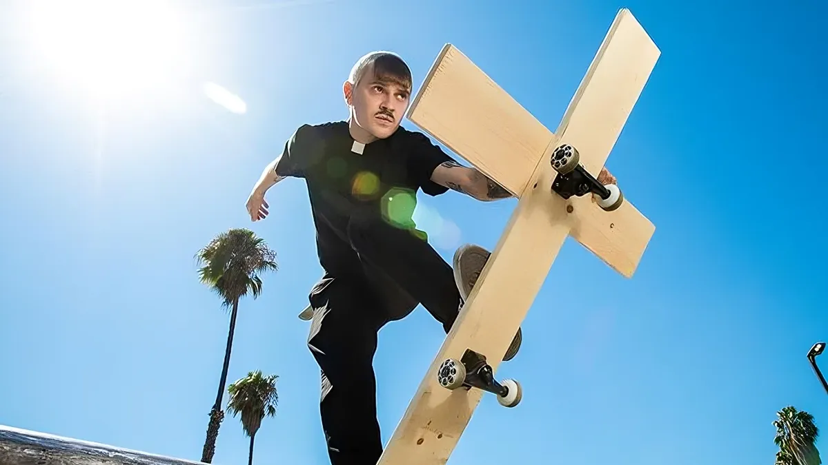 Илья Прусикин прокатился для видео на скейте в виде креста. Фото: Instagram*