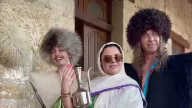 «Украина в огне, а Королева веселится»  Украинские поклонники захейтили Наташу Королеву, которая зажигает в Дагестана с сыном и мужем Тарзаном - видео 