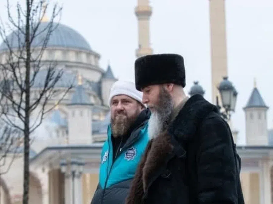 Главу Чечни пригласили на шикарную свадьбу потомка шейха. Кадыров опубликовал видео с торжественной церемонии