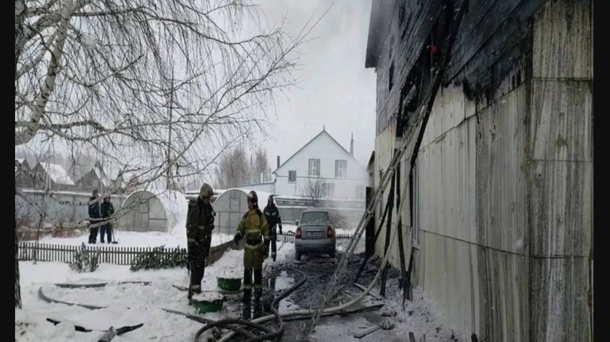 Частный дом загорелся в Оби на Дачном переулке под Новосибирском