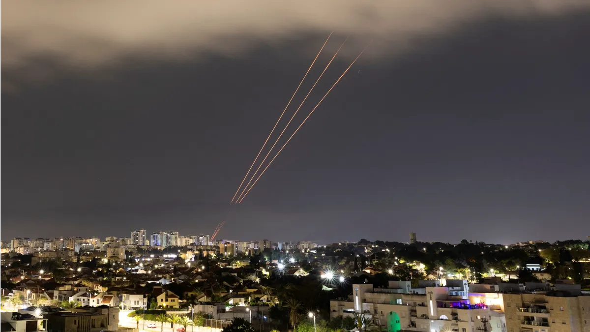 Система противоракетной обороны сработала над Израилем рано утром в воскресенье по местному времени. Амир Коэн/Reuters