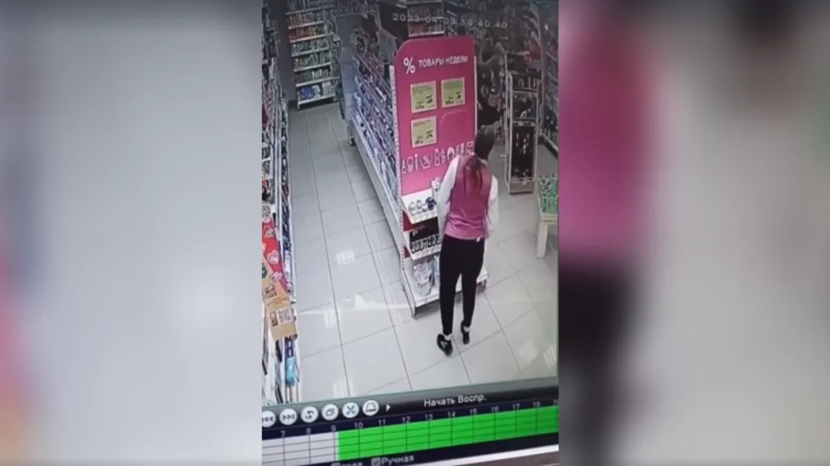 В Качканаре неизвестный мужчина пытался украсть ребенка из коляски в магазине и побил продавца - видео
