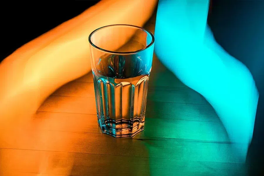вода, стакан