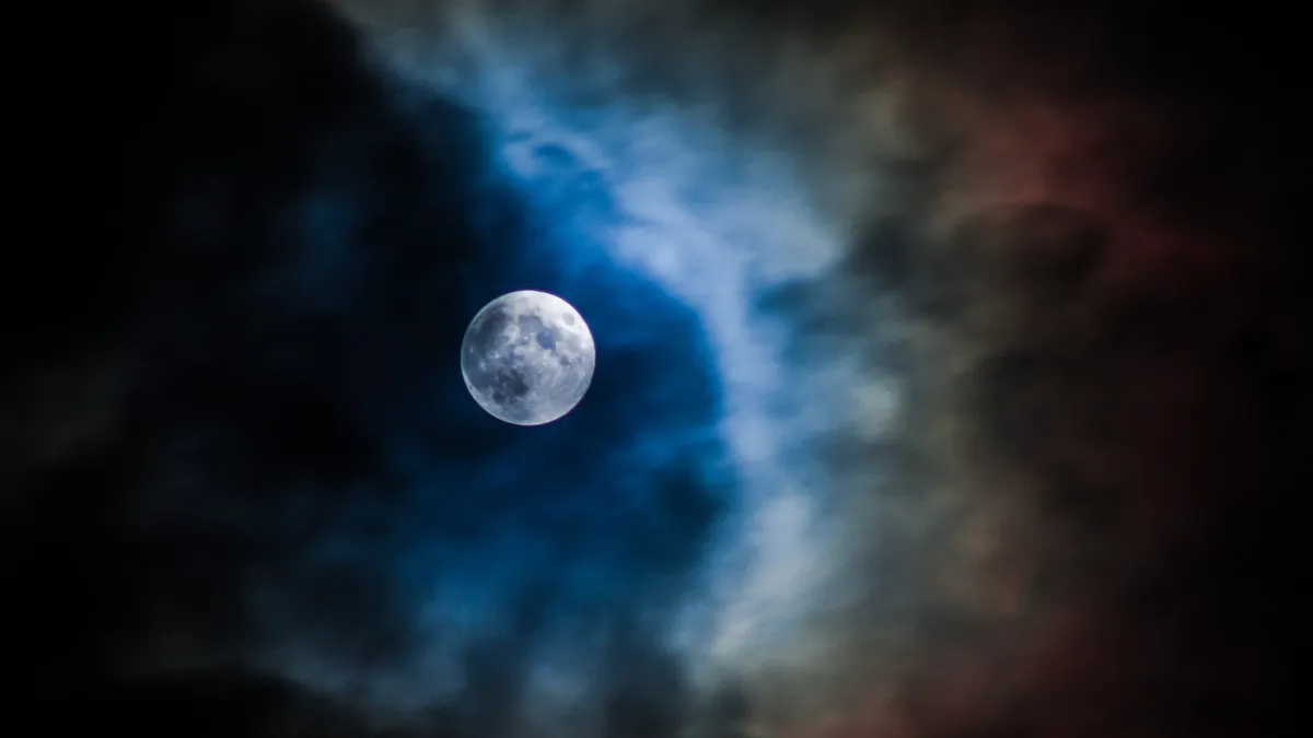 Когда Луна сближается с Землёй, её размер визуально увеличивается. Фото: unsplash.com