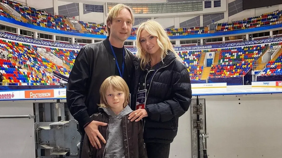 Лера Кудрявцева вскрикнула от внезапного удара фигуриста Евгения Плющенко в телестудии