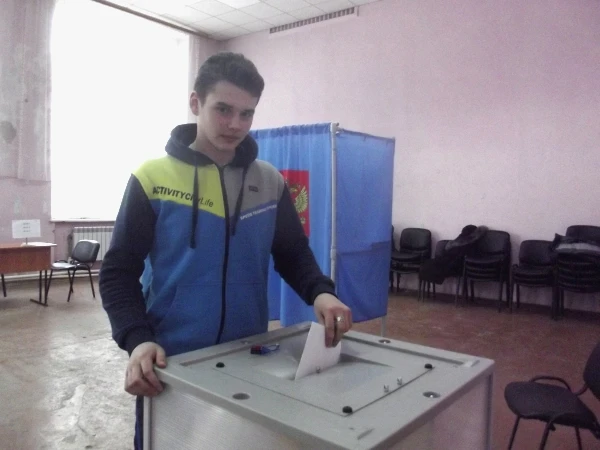 Заполненные бюллетени избиратели опускали в урну