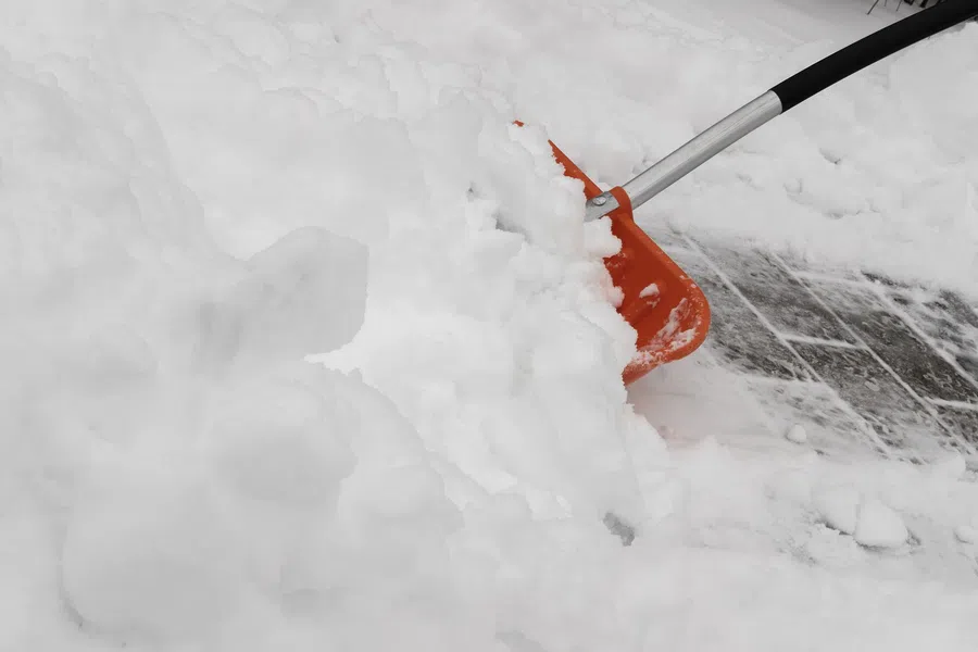 Лопата в руках угрожает сердцу: уборка снега может вызвать сердечный приступ даже у тех, кто не знает о проблемах с ним