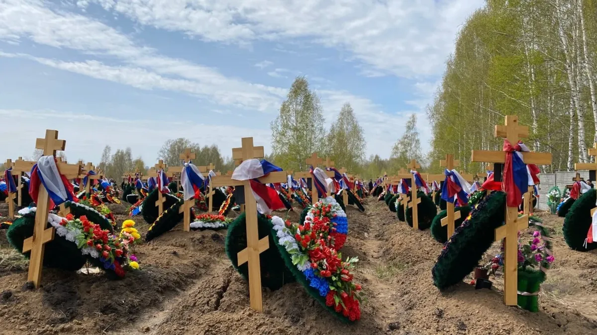 Погост Вагнера равняют с землей: что происходит на кладбище оркестра в Екатеринбурге – вместо крестов и венков рассыпают белый щебень