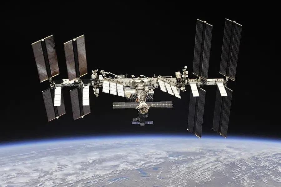 Космонавты устроят застолье с сельдью под шубой на Новый год и посмотрят салюты на Земле с МКС