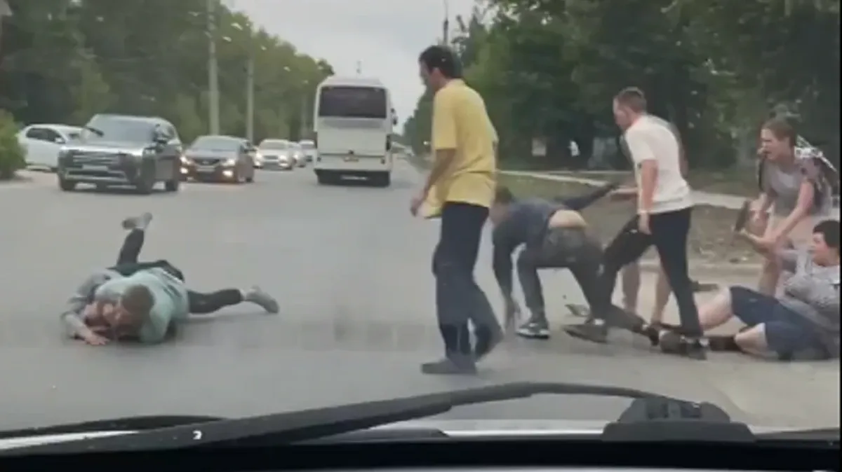 «Палкой по рукам и ногам» В Новосибирске на проезжей части схлестнулись три женщины и пять мужчин – видео