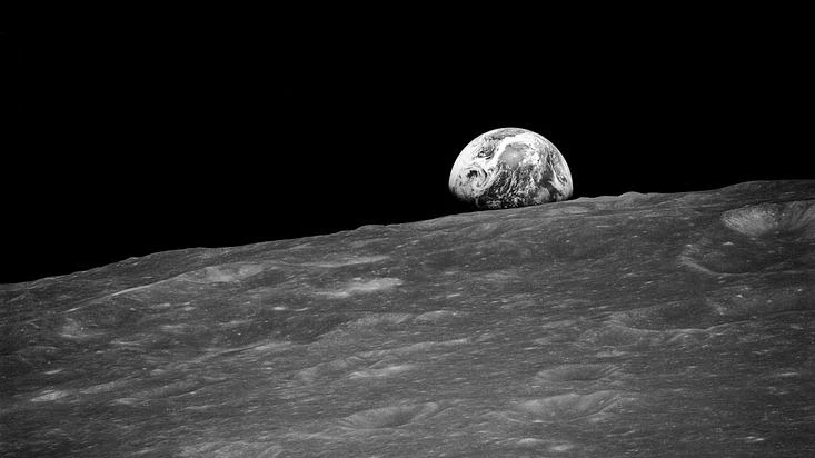 Луна могла выкачивать воду из атмосферы Земли в течение миллиардов лет и хранила ее в виде льда глубоко внутри кратеров: исследование
