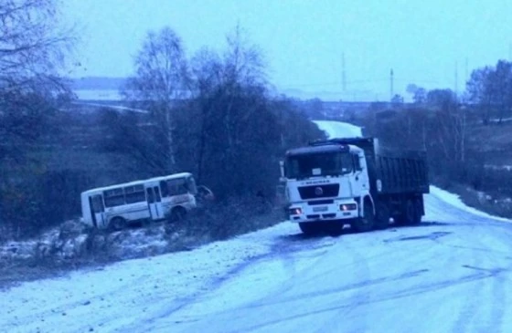 От удара "пазик" улетел в кювет От удара "пазик" улетел в кювет