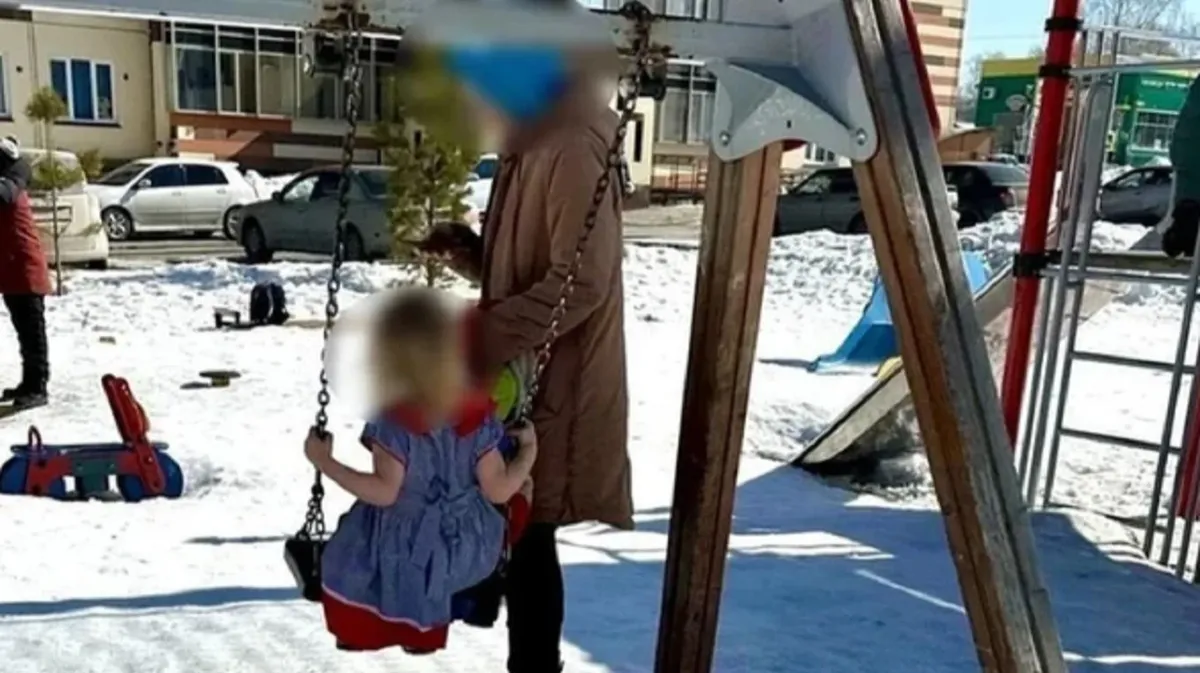«В легком платье на качелях» В Новосибирске пятилетнюю девочку разлучили с матерью после инцидента во дворе – делом «заинтересовался» Бастрыкин