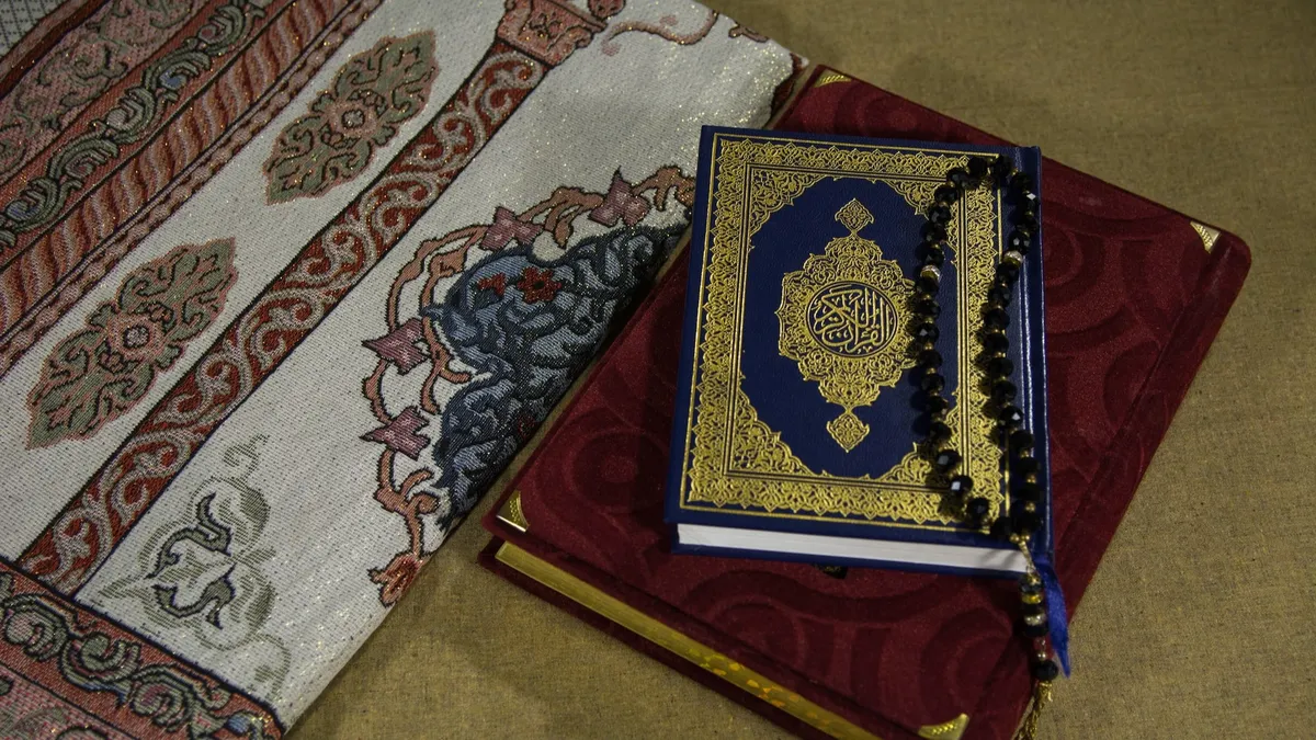 Коран, чётки и коврик для намаза. Фото: unsplash.com