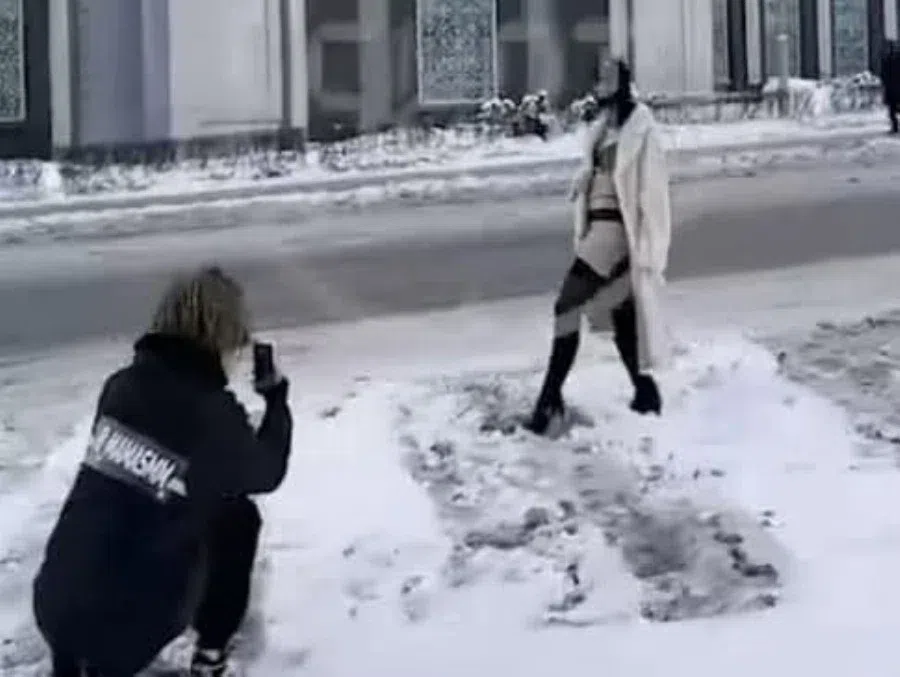 Участникам обнаженной фотосессии на фоне мечети в Москве предъявили обвинение в оскорблении чувств верующих