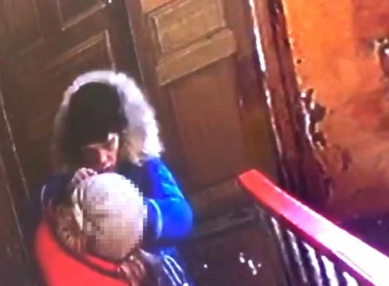 Грабительница вынула серьги из ушей несовершеннолетней прямо в подъезде Грабительница вынула серьги из ушей несовершеннолетней прямо в подъезде