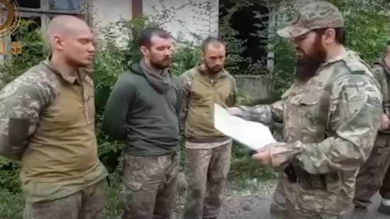 Бойцы Кадырова устроили допрос военнопленным украинцам. На видео они признались, почему обстреливали своих же товарищей